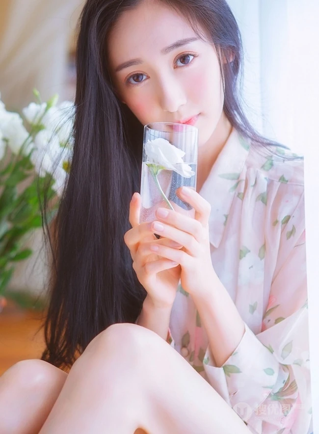 长发柔顺，明眸大眼 亚洲清纯女生唯美居家室内美图