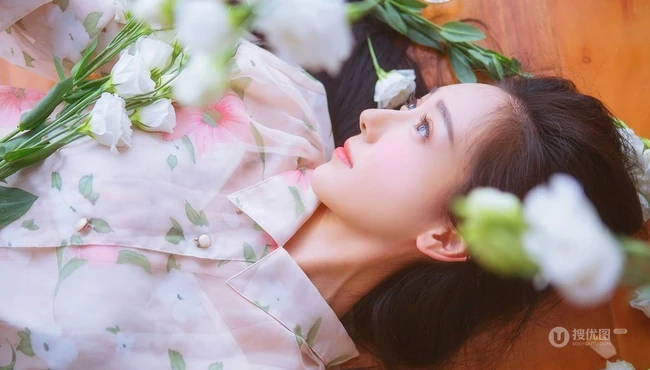 长发柔顺，明眸大眼 亚洲清纯女生唯美居家室内美图
