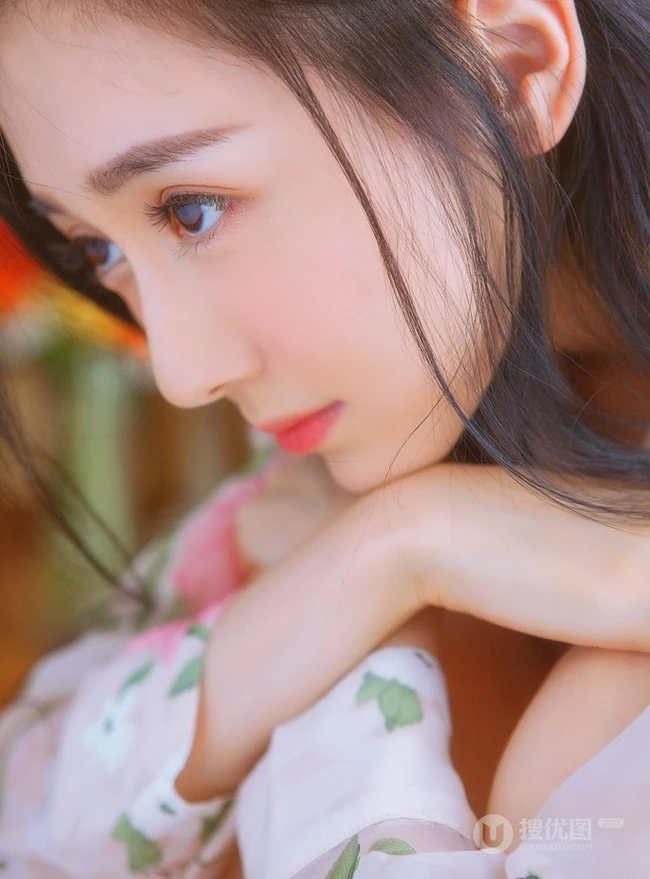 长发柔顺，明眸大眼 亚洲清纯女生唯美居家室内美图