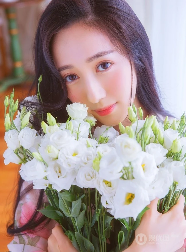 长发柔顺，明眸大眼 亚洲清纯女生唯美居家室内美图