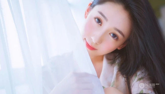 长发柔顺，明眸大眼 亚洲清纯女生唯美居家室内美图