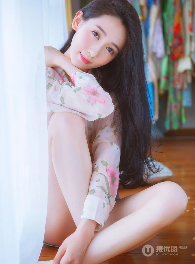 长发柔顺，明眸大眼 亚洲清纯女生唯美居家室内美图