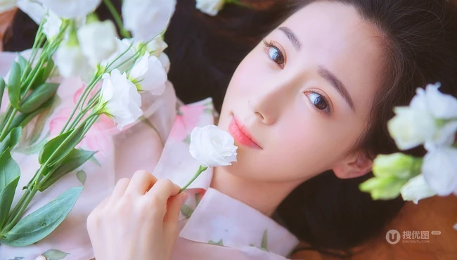 长发柔顺，明眸大眼 亚洲清纯女生唯美居家室内美图