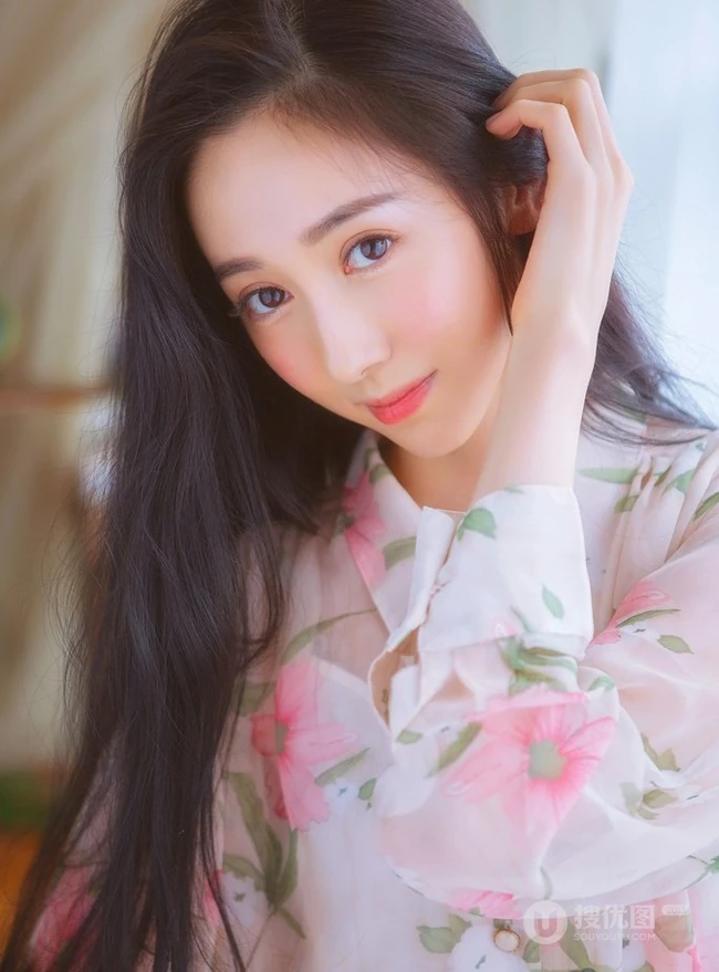 长发柔顺，明眸大眼 亚洲清纯女生唯美居家室内美图