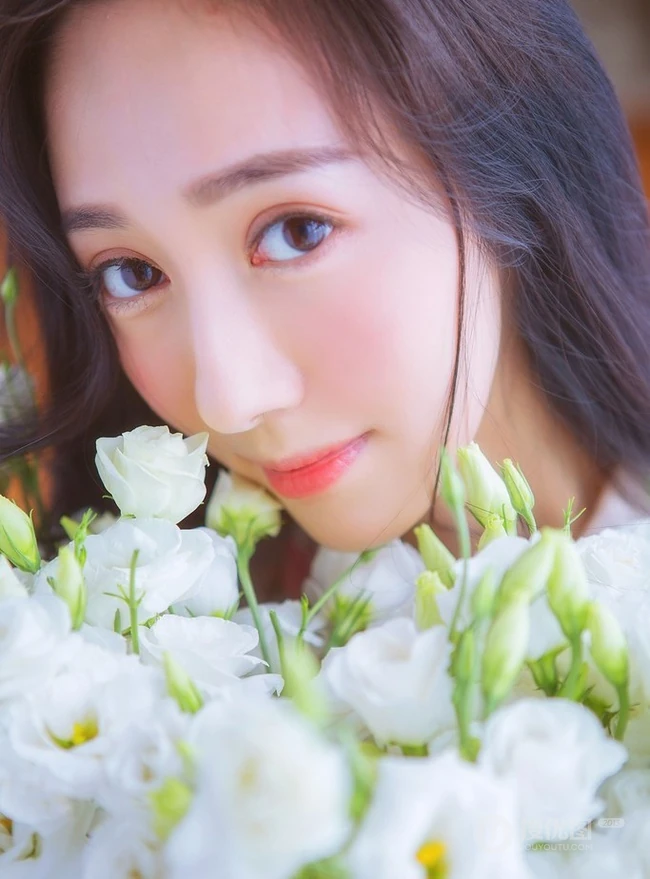长发柔顺，明眸大眼 亚洲清纯女生唯美居家室内美图