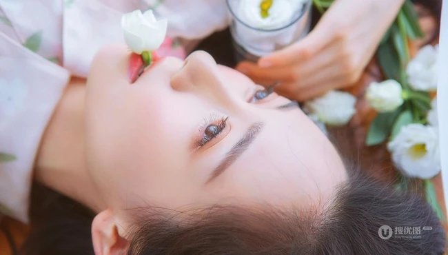 长发柔顺，明眸大眼 亚洲清纯女生唯美居家室内美图