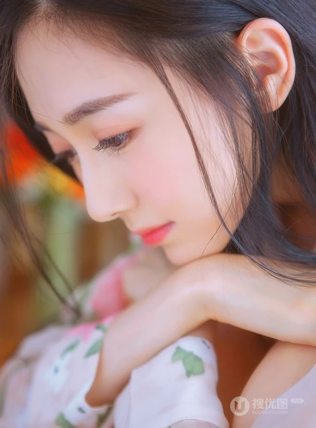 长发柔顺，明眸大眼 亚洲清纯女生唯美居家室内美图