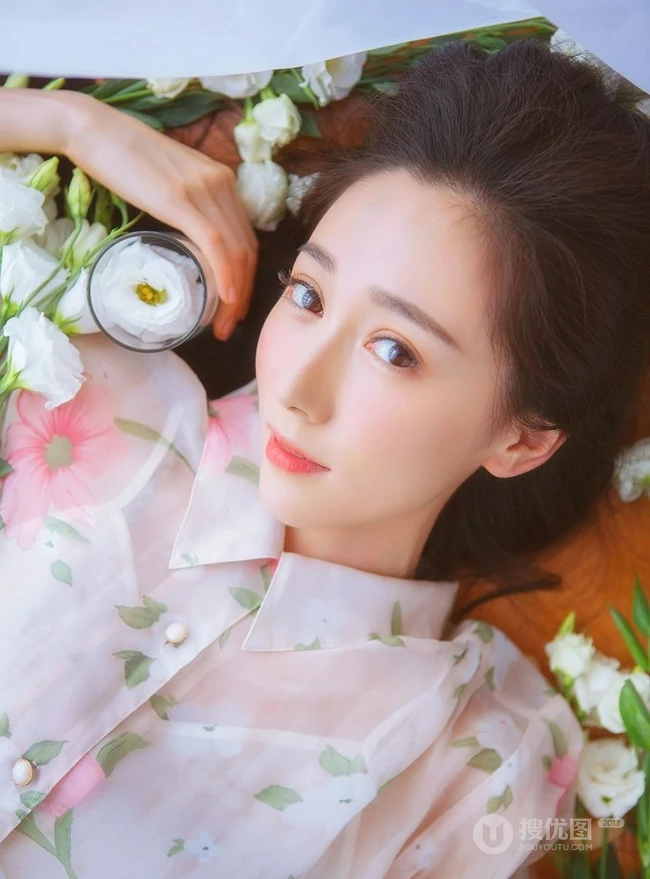 长发柔顺，明眸大眼 亚洲清纯女生唯美居家室内美图