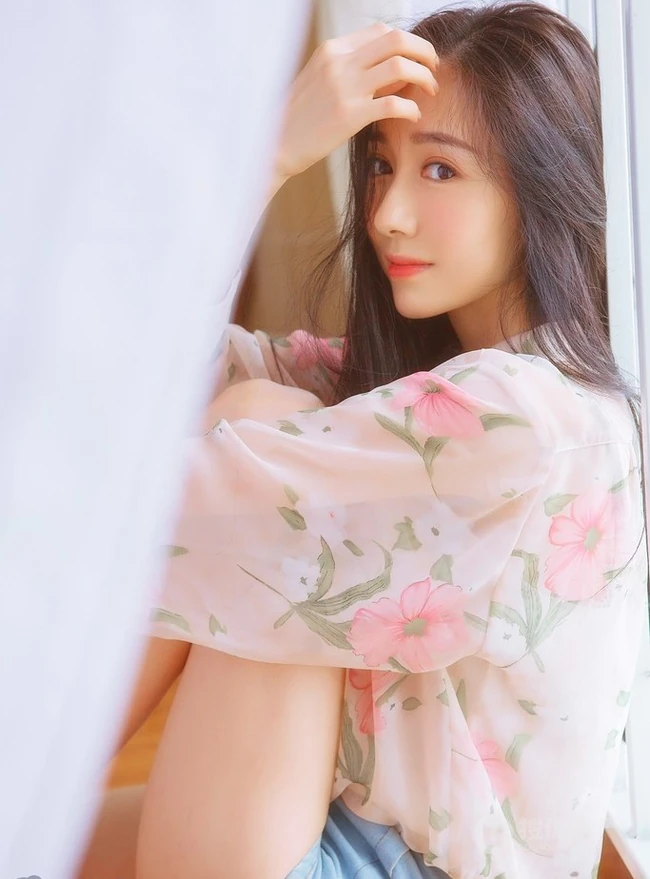 长发柔顺，明眸大眼 亚洲清纯女生唯美居家室内美图