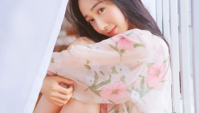 长发柔顺，明眸大眼 亚洲清纯女生唯美居家室内美图