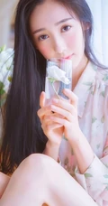 长发柔顺，明眸大眼 亚洲清纯女生唯美居家室内美图