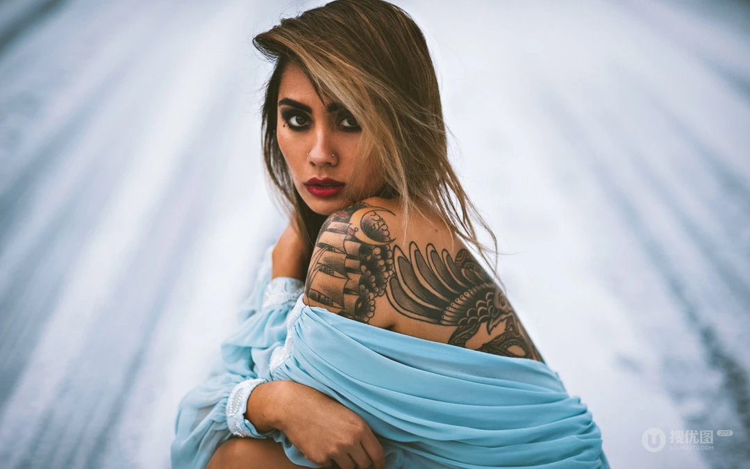 欧美美女的纹身个性电脑壁纸