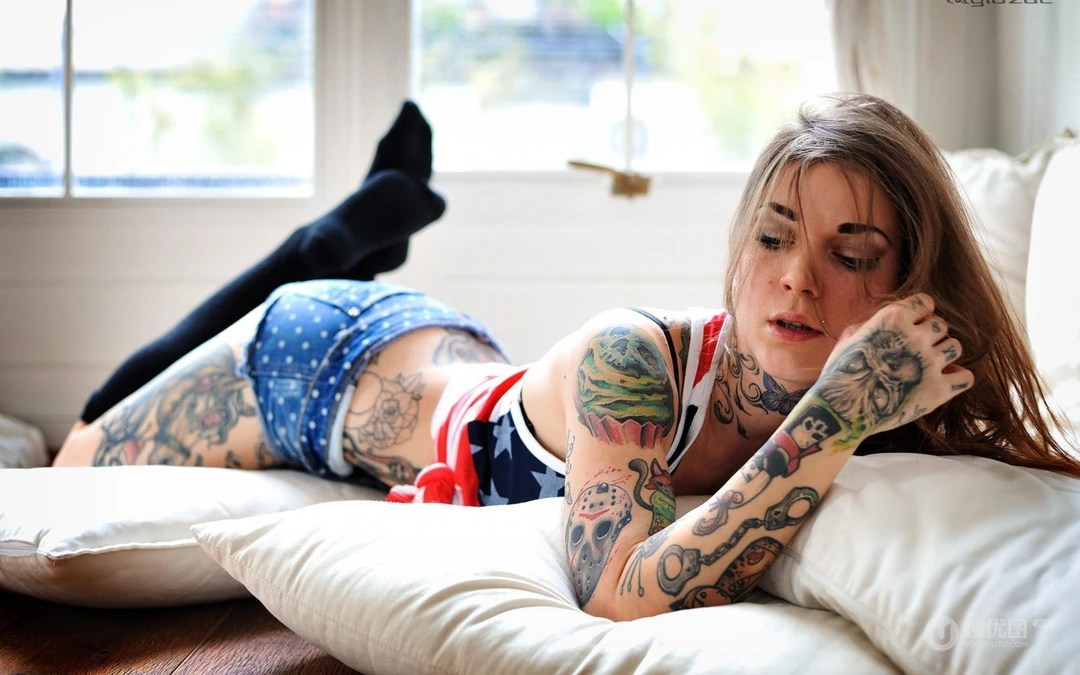 欧美美女的纹身个性电脑壁纸