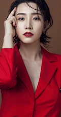 高艺涵红色西装简约气质美图，中性风格尽显个人魅力