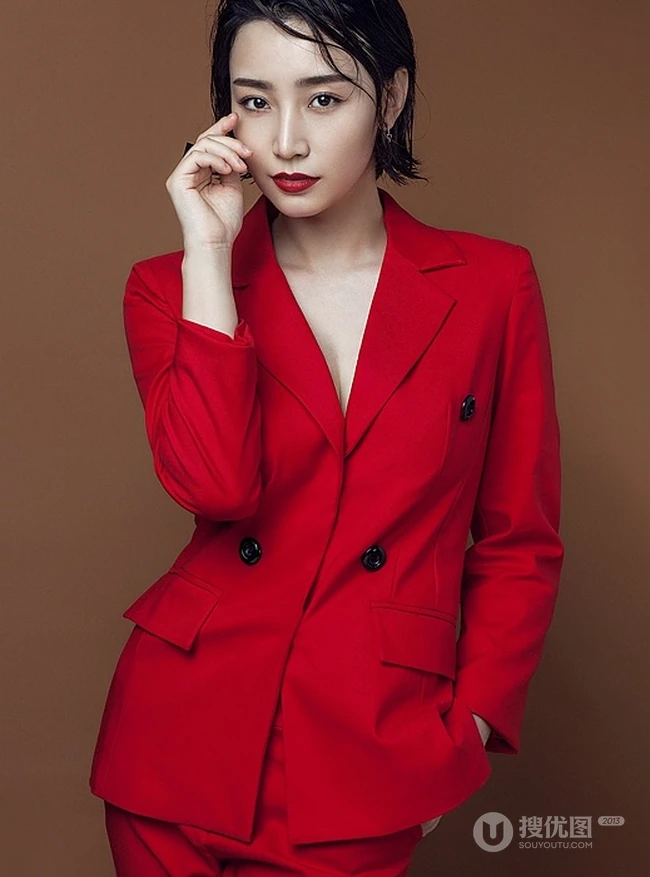 高艺涵红色西装简约气质美图，中性风格尽显个人魅力