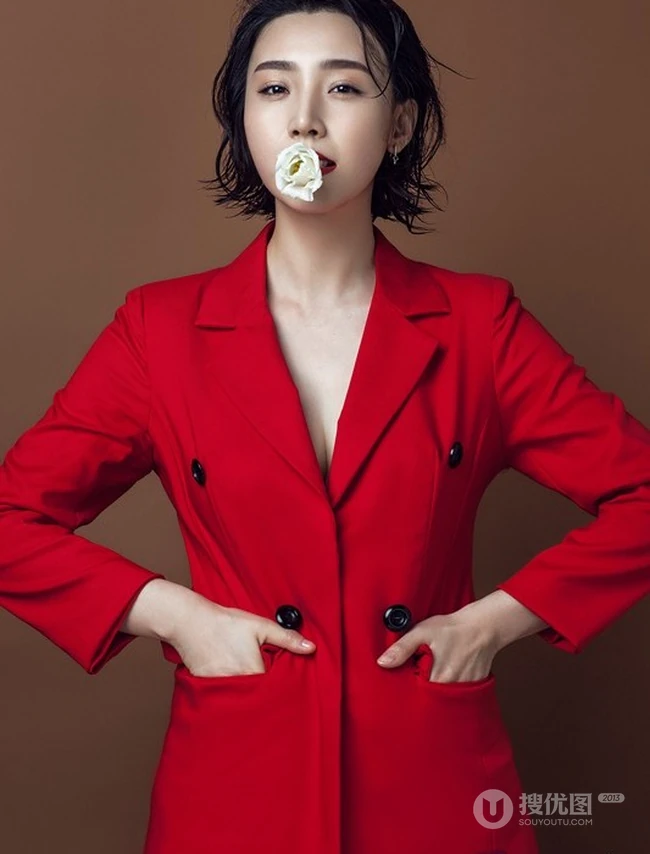 高艺涵红色西装简约气质美图，中性风格尽显个人魅力