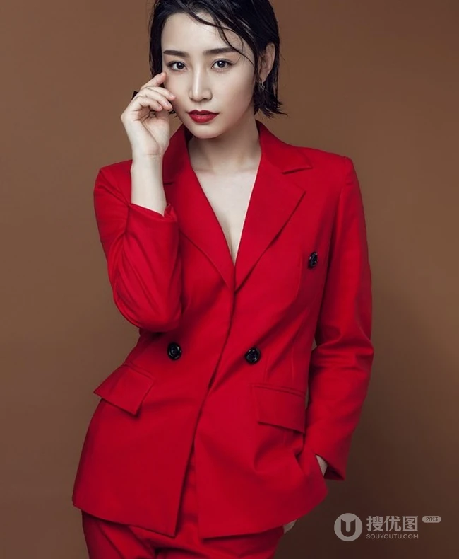 高艺涵红色西装简约气质美图，中性风格尽显个人魅力