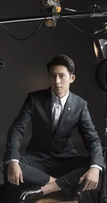 帅哥井柏然最新时尚写真 身穿西装尽显时尚型男本色
