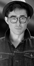 型男演员胡译仁高清街拍写真 小眼有神穿戴简洁