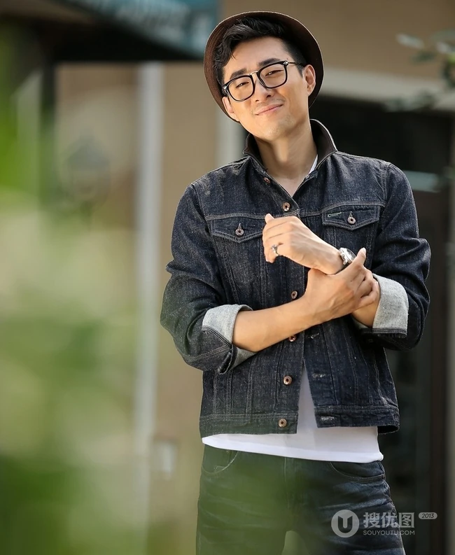 型男演员胡译仁高清街拍写真 小眼有神穿戴简洁