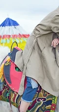 女生阚清子清新高原写真 身骑牦牛感受大自然魅力