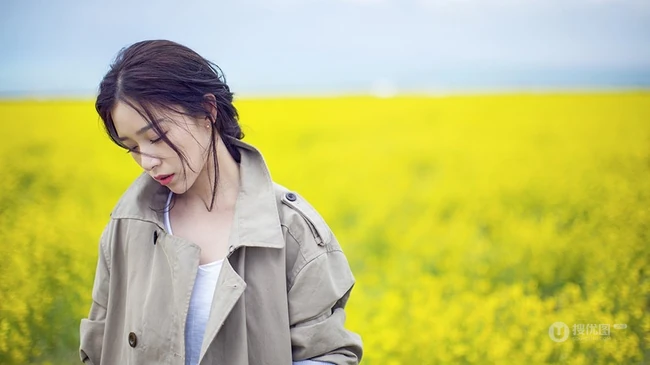 女生阚清子清新高原写真 身骑牦牛感受大自然魅力