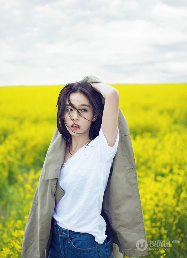 女生阚清子清新高原写真 身骑牦牛感受大自然魅力