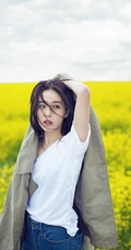 女生阚清子清新高原写真 身骑牦牛感受大自然魅力