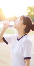 清纯学生妹背心短裤户外写真，与阳光亲密相依