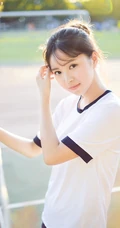 清纯学生妹背心短裤户外写真，与阳光亲密相依