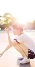 清纯学生妹背心短裤户外写真，与阳光亲密相依