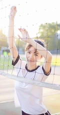 清纯学生妹背心短裤户外写真，与阳光亲密相依
