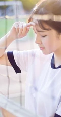 清纯学生妹背心短裤户外写真，与阳光亲密相依