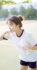 清纯学生妹背心短裤户外写真，与阳光亲密相依