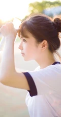 清纯学生妹背心短裤户外写真，与阳光亲密相依