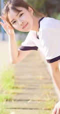 清纯学生妹背心短裤户外写真，与阳光亲密相依