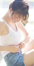 清纯学生妹背心短裤户外写真，与阳光亲密相依