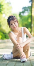 清纯学生妹背心短裤户外写真，与阳光亲密相依