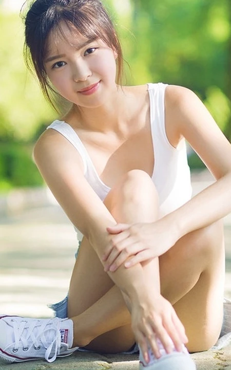 清纯学生妹背心短裤户外写真，与阳光亲密相依