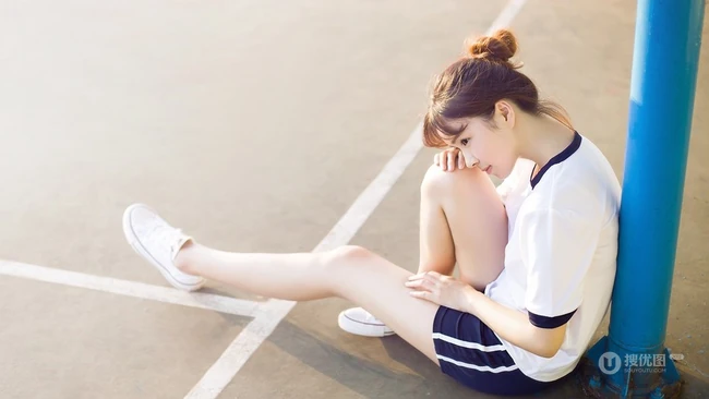 清纯学生妹背心短裤户外写真，与阳光亲密相依