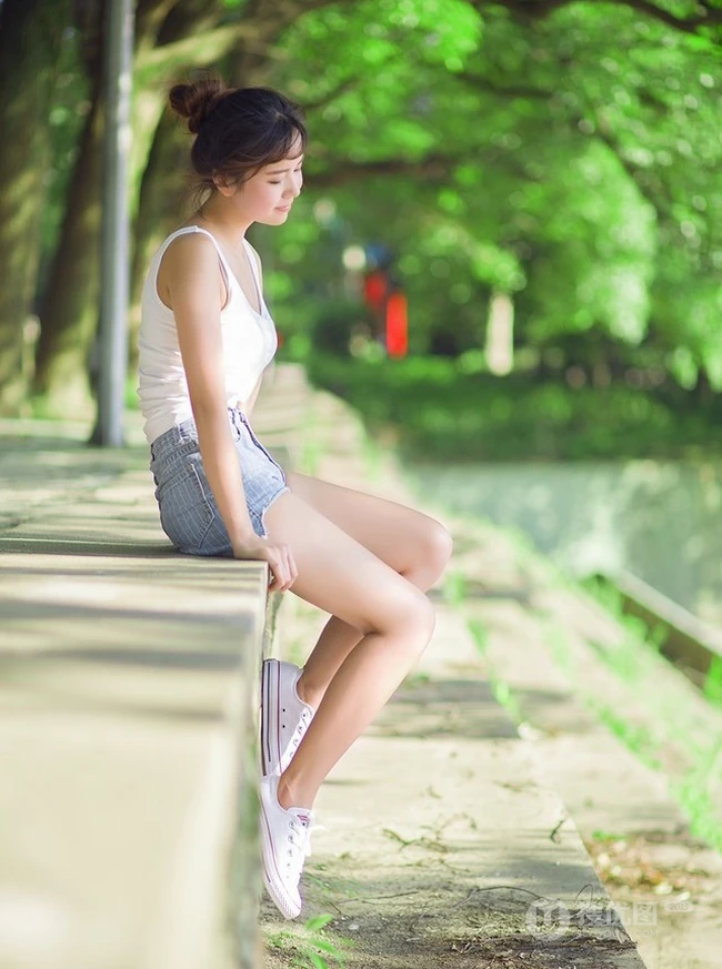 清纯学生妹背心短裤户外写真，与阳光亲密相依