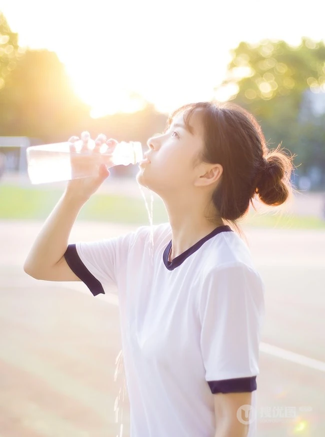 清纯学生妹背心短裤户外写真，与阳光亲密相依
