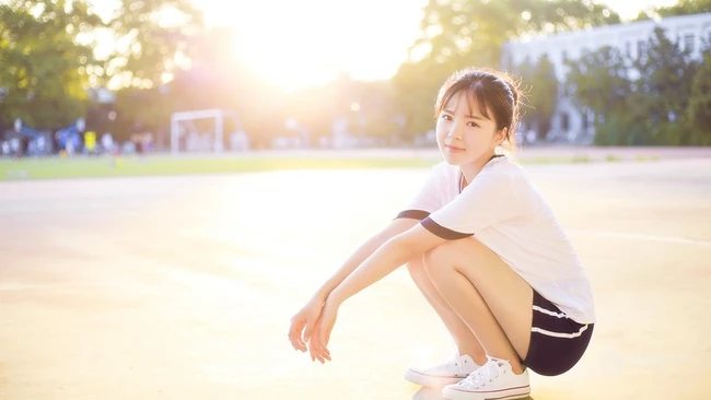 清纯学生妹背心短裤户外写真，与阳光亲密相依