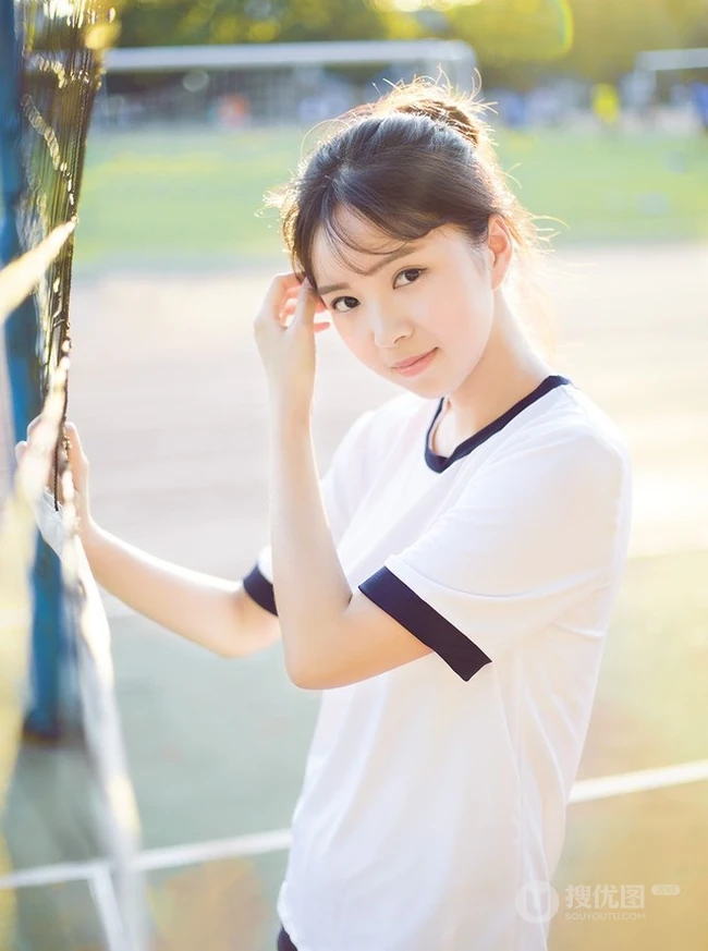清纯学生妹背心短裤户外写真，与阳光亲密相依