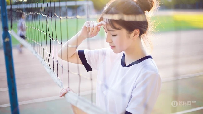 清纯学生妹背心短裤户外写真，与阳光亲密相依