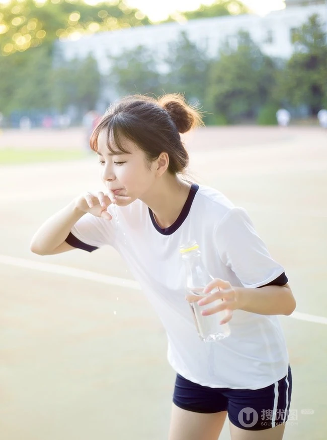 清纯学生妹背心短裤户外写真，与阳光亲密相依