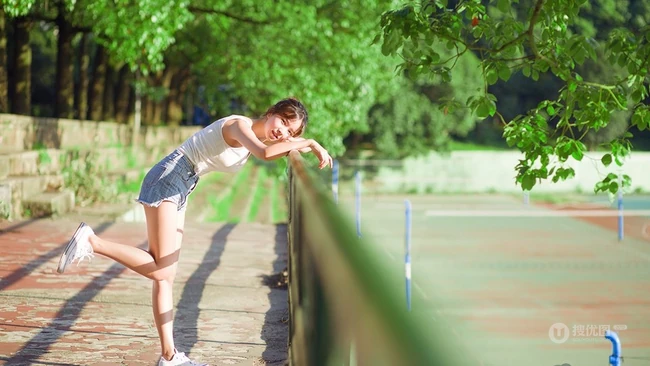 清纯学生妹背心短裤户外写真，与阳光亲密相依
