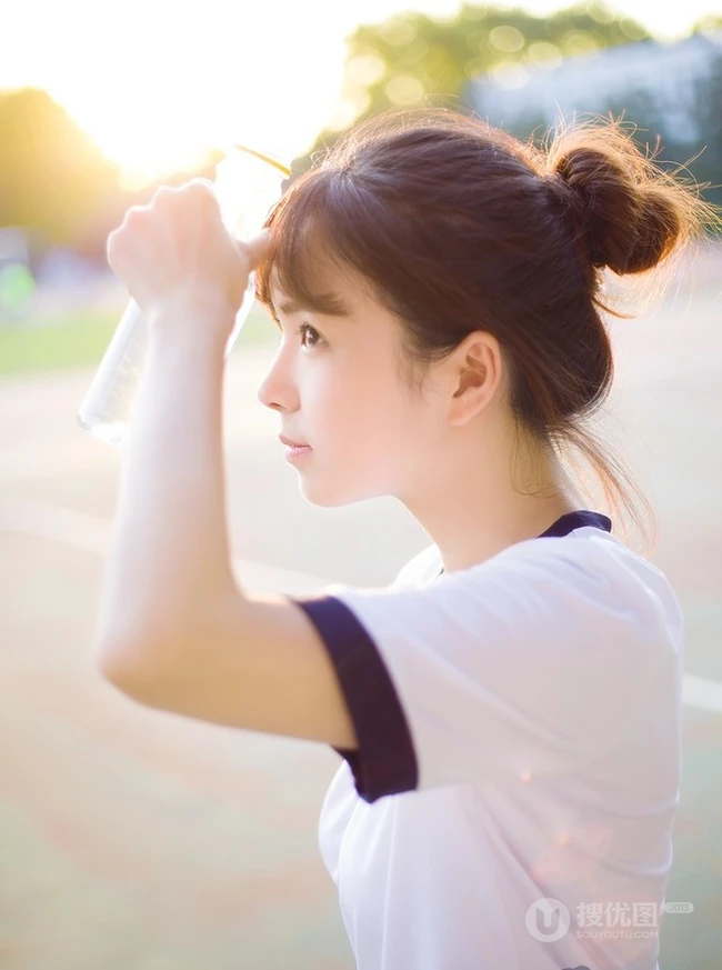 清纯学生妹背心短裤户外写真，与阳光亲密相依