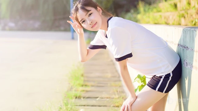 清纯学生妹背心短裤户外写真，与阳光亲密相依