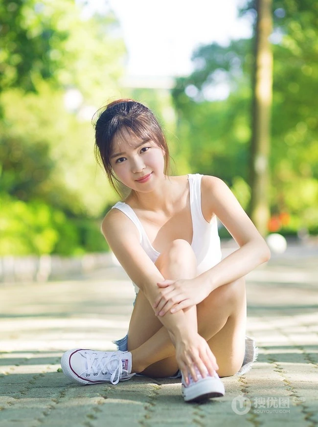 清纯学生妹背心短裤户外写真，与阳光亲密相依